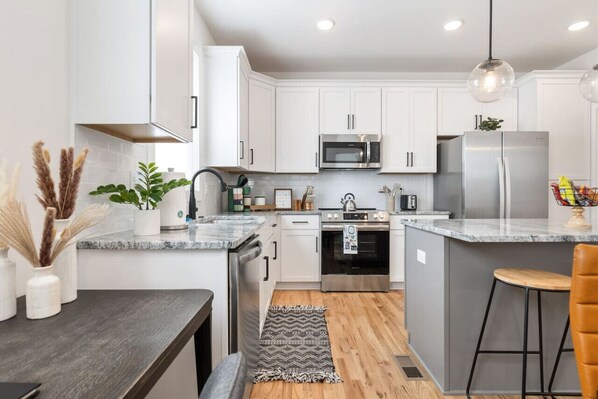 Kühlschrank, Mikrowelle, Ofen, Herdplatte