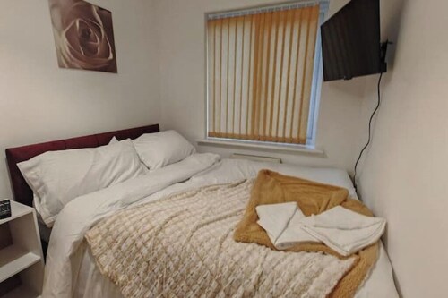 Beautiful Bedroom for Up to 2 guests

