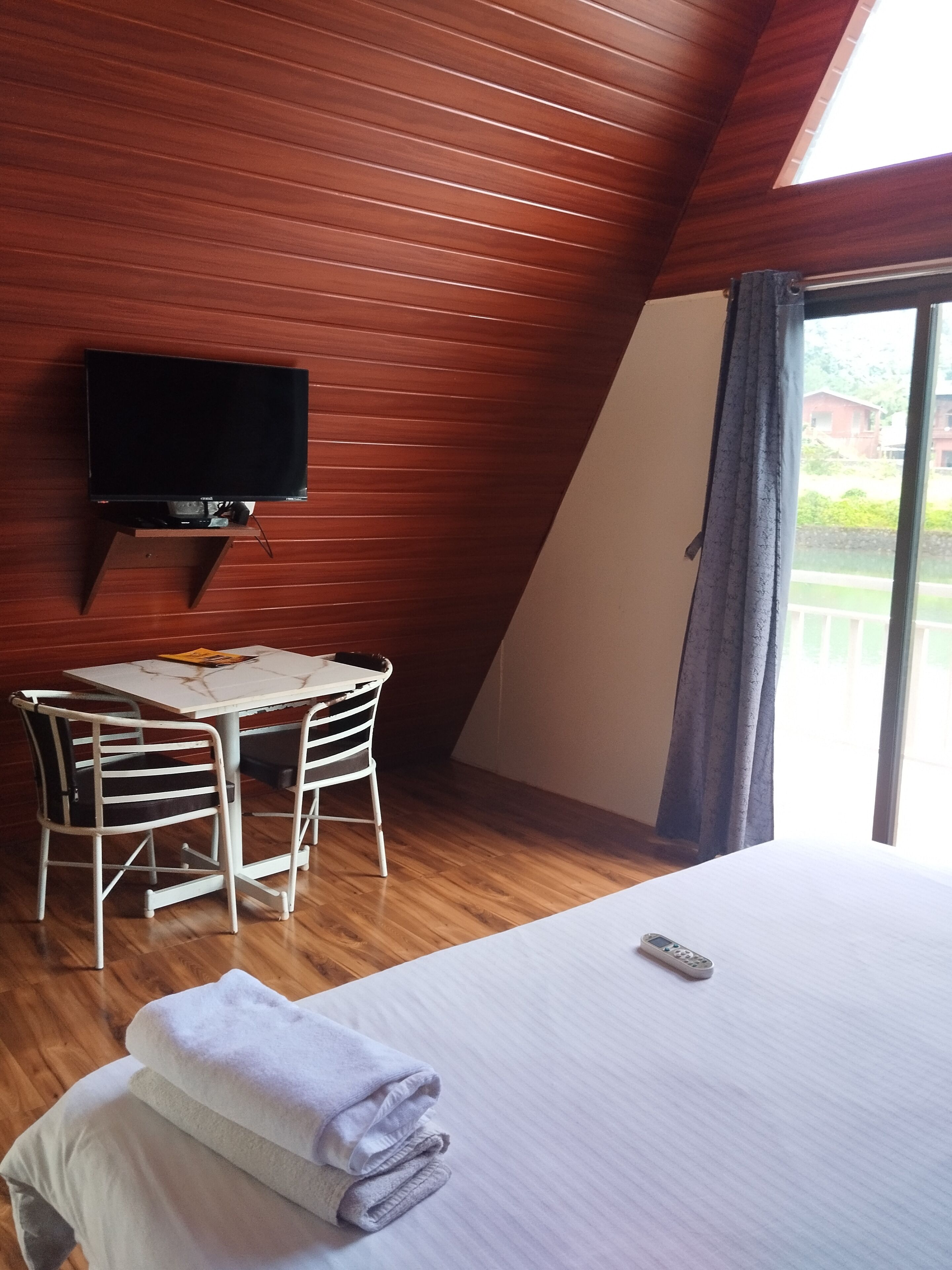 標準雙人房 | 高級寢具、記憶床墊、書桌、筆電工作空間