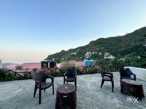 Lobby sitting area - Hotel Wraveler Inn Mussorrie (Dehradun)
