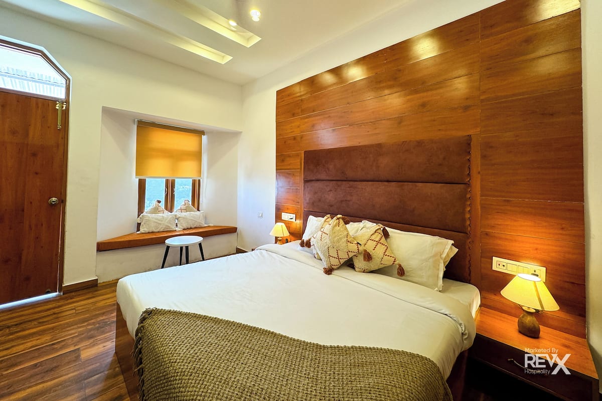 Deluxe Double Room, Mountain View | Free WiFi, bed sheets