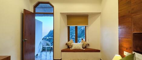 Familierom, fjellutsikt | Wi-fi (inkludert) og sengetøy