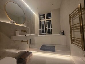 Haartrockner, Handtücher, Seife, Shampoo