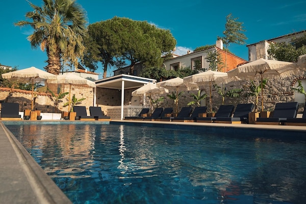 Una piscina al aire libre de temporada