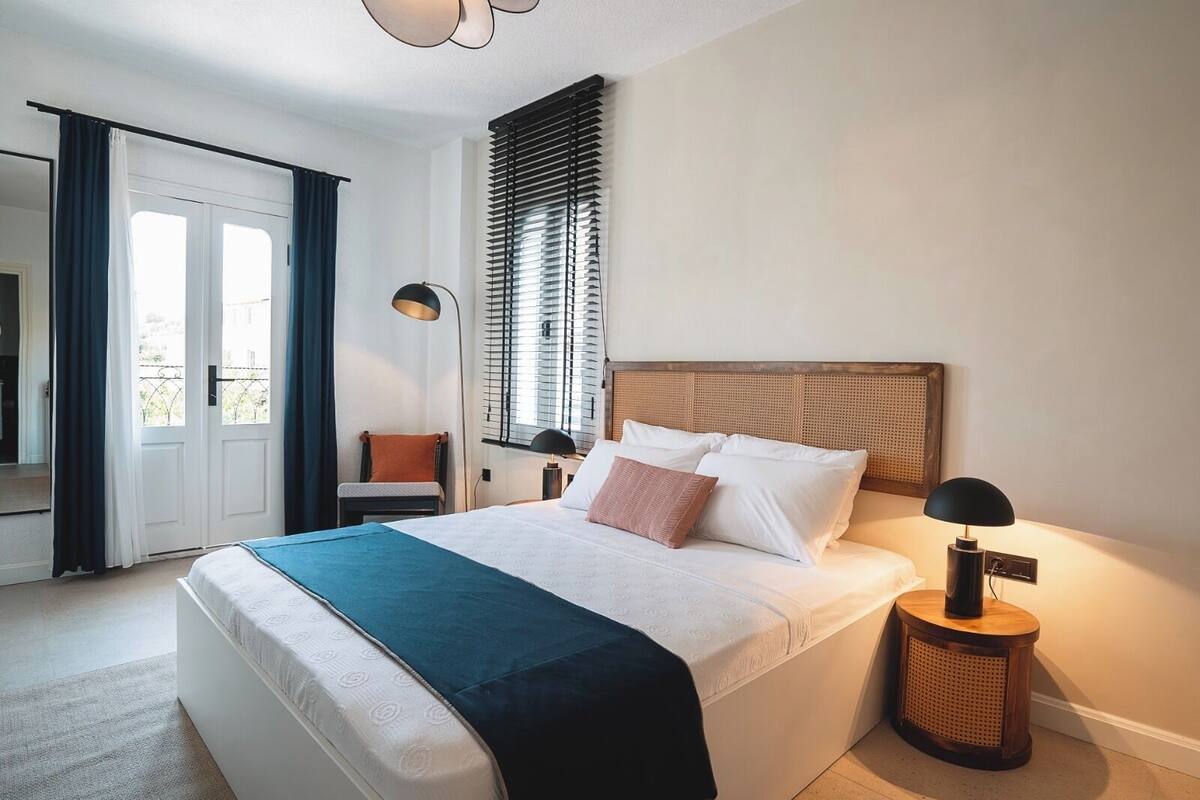 Deluxe Room | Desk, laptop workspace, WiFi (free)