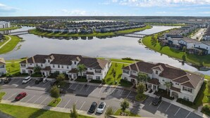 Un quartier résidentiel comprenant des maisons, un parking et une étendue d’eau.