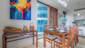 Phòng Suite Royal, 3 phòng ngủ, quyền sử dụng Club Lounge, quang cảnh thành phố | Bộ đồ giường cao cấp, chăn bông, nệm Select Comfort