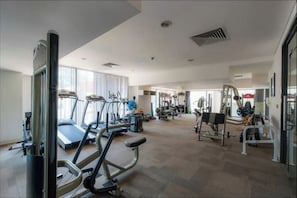 Suíte real, 2 quartos, acesso ao Club Lounge, vista para a cidade | 3 quartos, roupas de cama premium, edredons de pluma
