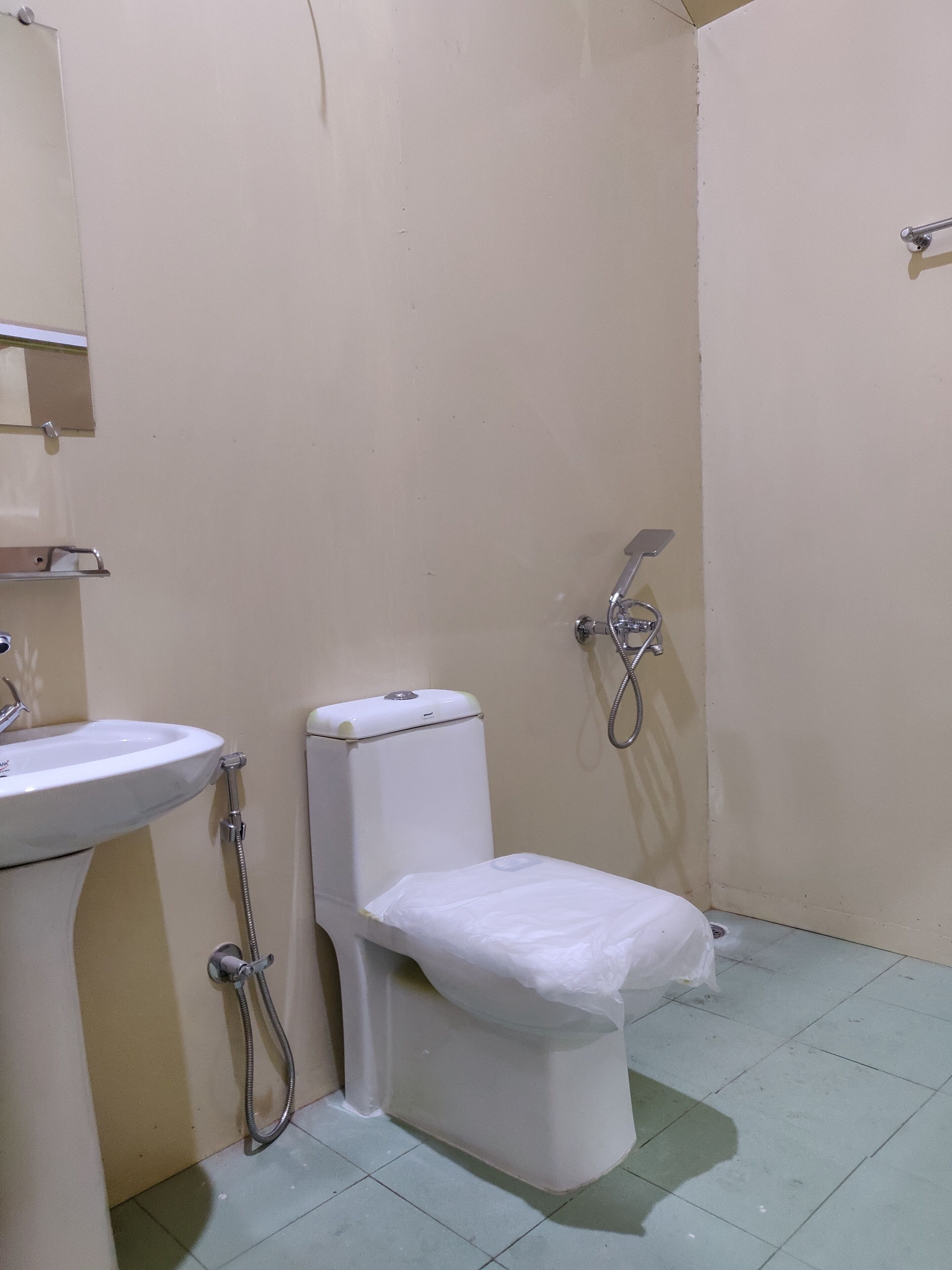 Een badkamer met toilet, wastafel en douche.
