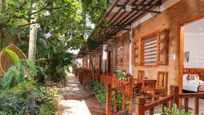 A brick building with wooden railings and a brick pathway. - Duy Ngoc Resort Phu Quoc (Phu Quoc)