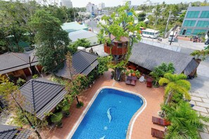 Una piscina al aire libre