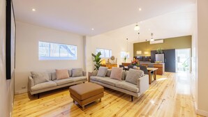 Smart TV, computer monitors - The Warehaus | Spacey, Cool & Comfy (Fitzroy North)