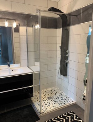 تجهيزات دش، مجففات شعر، مناشف، ورق حمّام