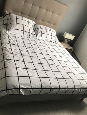 2 عدّة غرف نوم ومكواة/لوح كي وواي فاي وملاءات أسرّة