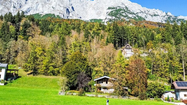 A mountain landscape with a chalet-style house surrounded by forested hills and a clear blue sky. - Stunning private villa for 5 guests with TV, patio and panoramic view (Niederöblarn)