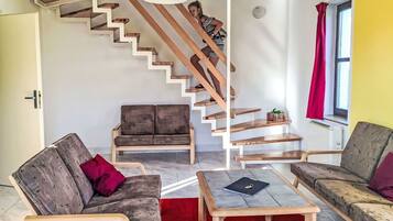 Televisie, een open haard, tafelvoetbal en een tafeltennistafel