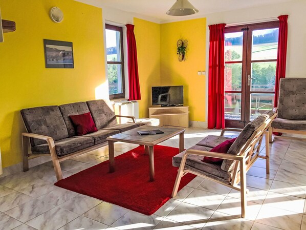 Televisión, chimenea, futbolito y tenis de mesa 