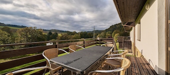 Wonderful private villa with pool, WIFI, TV, patio, pets allowed, panoramic view and parking