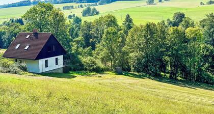 Atemberaubendes alleinstehendes Ferienhaus mit Pool, W-LAN, TV, Innenhof, Panoramablick, Parkplatz
