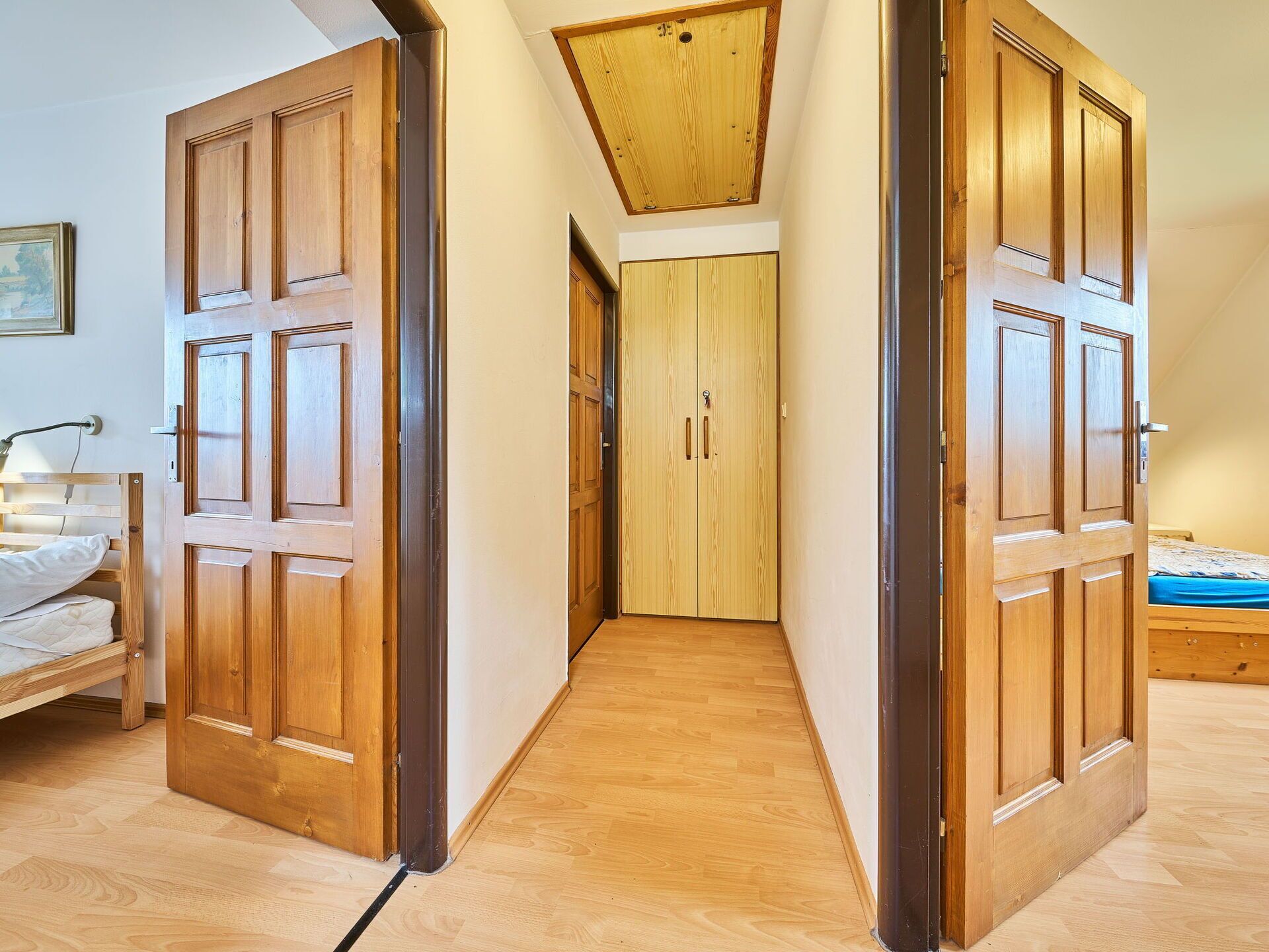 3 dormitoris, planxa i posts de planxar i un bressol de viatge 