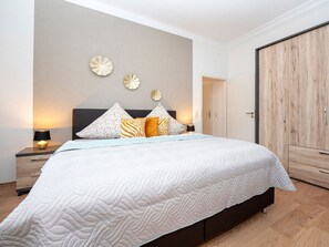 1 chambre, ameublement personnalisé, fer et planche à repasser