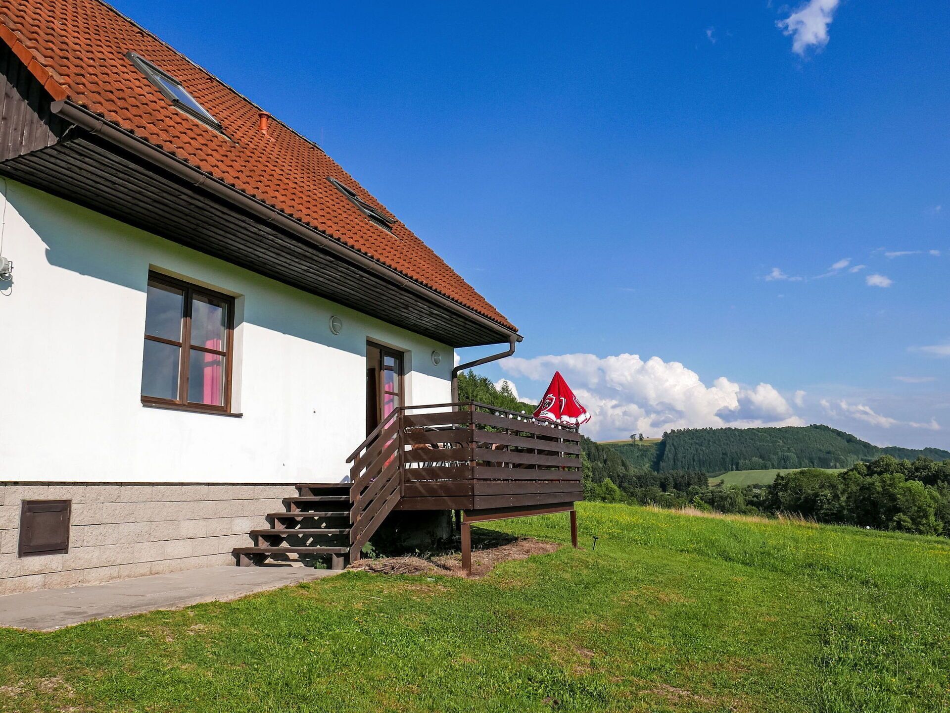 Wolke, Himmel, Gebäude, Pflanze, Fenster, Baum, Haus, Fassade, Dach, Landschaft