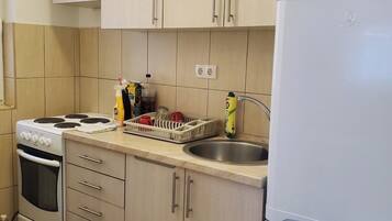 Geladeira, fogão, cooktop, talheres/pratos/utensílios de cozinha
