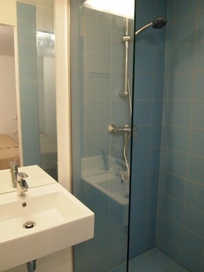 Classic Triple Room, Balcony, Mountain View | Bathroom