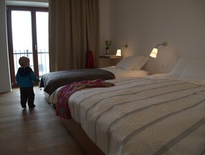 Klassieke driepersoonskamer, balkon, uitzicht op bergen | Gratis wifi