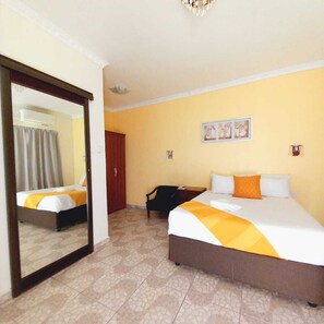 Meja kerja, ruang kerja ramah laptop, dan Wi-Fi gratis