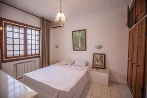 4 bedrooms, desk, travel cot, WiFi