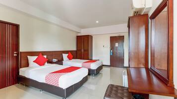 Family Suite | 1 bedroom, desk, laptop workspace, bed sheets