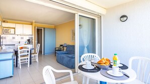 Eine moderne Wohnung mit Küche, Essbereich und Wohnraum.