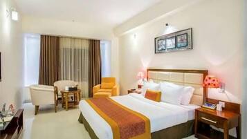 Dobbeltrom – deluxe, byutsikt | Individuelt innredet, skrivebord for bærbar PC og wi-fi (inkludert)