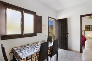 Villa, 2 Schlafzimmer, Balkon, Gartenblick | Innenbereich