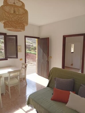 Villa, 2 chambres, balcon, vue jardin | Coin séjour