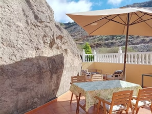 Villa, 2 Bedrooms, Balcony, Garden View | Outdoor dining