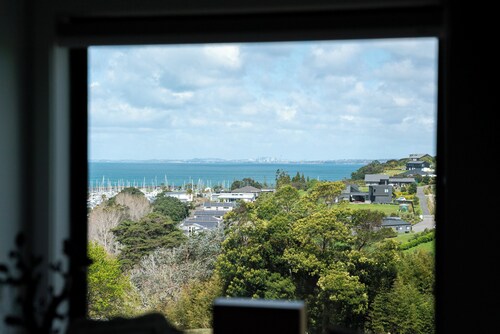 Charming 2-bedroom house in fabulous Whangaparāoa with WiFi, AC