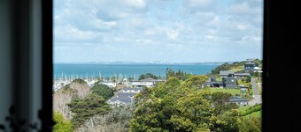 Charming 2-bedroom house in fabulous Whangaparāoa with WiFi, AC