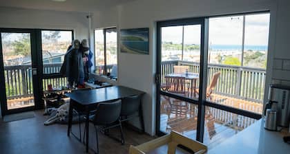 Charming 2-bedroom house in fabulous Whangaparāoa with WiFi, AC