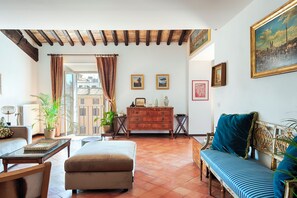 Smart TV y chimenea 