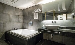 Deluxe Room | Bathroom | Hair dryer, bathrobes, bidet, towels - HOTEL THE ART UIWANG (Uiwang)