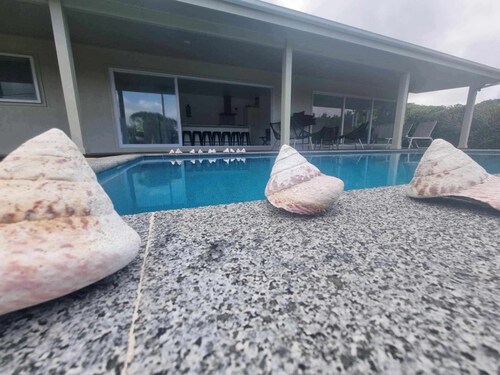 Te Aro Villa 2
Modern Brand New 3brm villa with pool in Muri