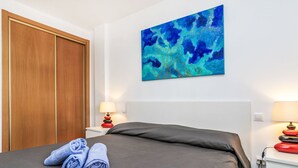 2 soverom, skrivebord, strykejern/-brett og wi-fi