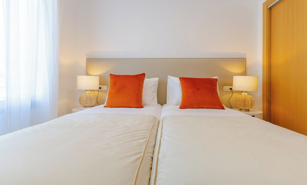 Bright & Luxurious Apartment with Scenic Sea & Golf Views. Family & Pet