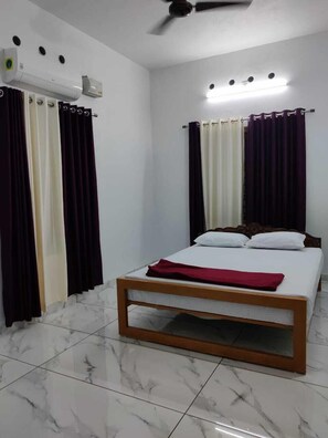 Premium bedding, pillowtop beds, soundproofing, free WiFi - Wildmist Homestay Erumely (Kanjirappally)
