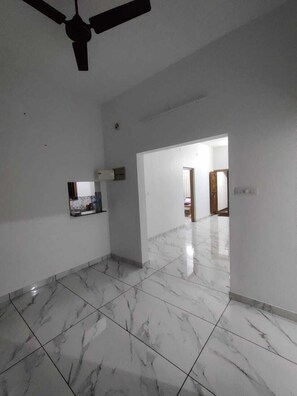 Ylelliset vuodevaatteet, pillowtop-patjalliset sängyt, äänieristys