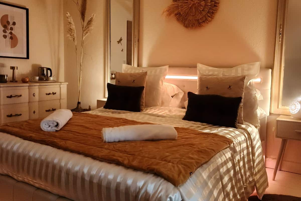 Dobbeltrom – deluxe, flere senger, spabadekar, hageutsikt | Sengetøy av topp kvalitet og senger med Select Comfort-madrass