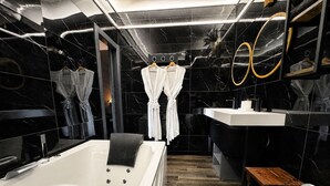 デラックス ダブルルーム スパ浴槽 ガーデンビュー | バスルーム