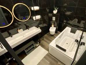 Kahden hengen deluxe-huone, näköala puutarhaan | Kylpyhuone | Hiustenkuivaaja, kylpytakit, tohvelit